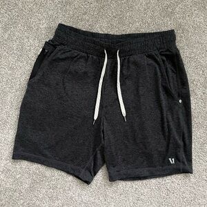 NWOT Vuori Mens Ponto Performance Short in Charcoal Gray Size Small